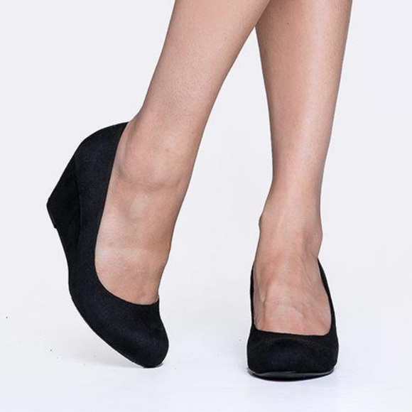 Black Versatile Classic Demi Kitten Wedge Pump - Picture 1 of 4